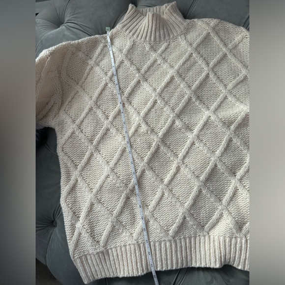 BooHoo Sweater with faux fur sleeves new - Picture 4 of 9